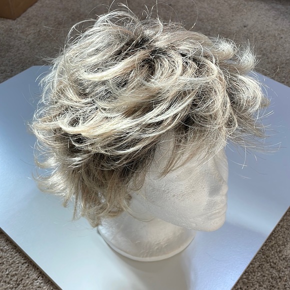 NWT 8” fluffy curl wig light blonde with dark roots messy no parting adjustable - Picture 9 of 13